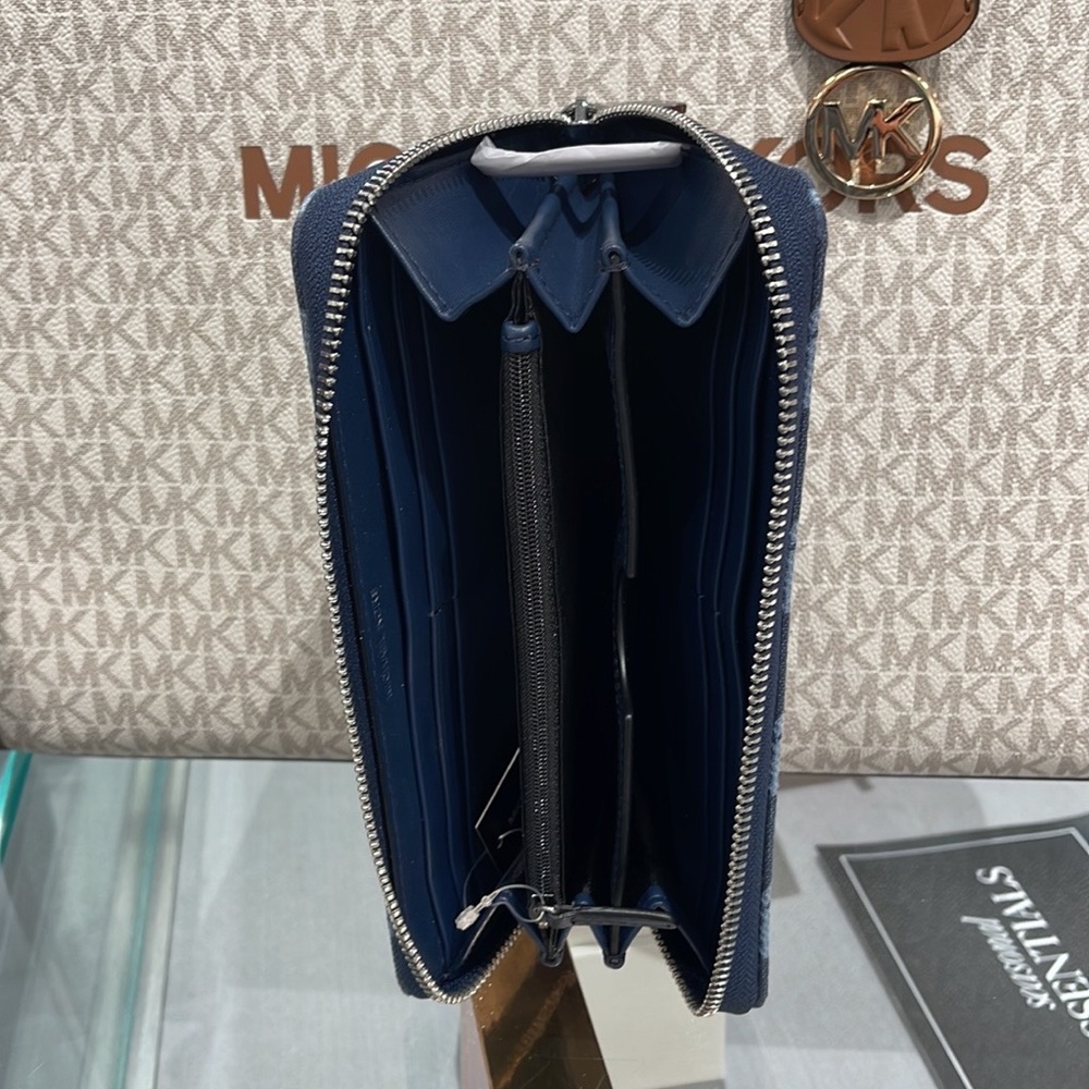Michael Kors Men’s Women’s Cooper Tech Zip Around Wallet
Navy Multi Unisex
NWT - Picture 16 of 16